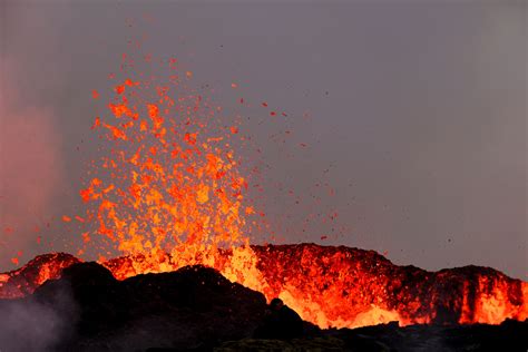 Iceland Volcano Eruption Near Litli Hrutur Spews Noxious Fumes - Bloomberg