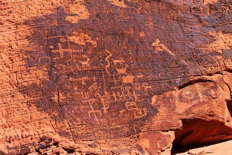 Petroglyphs on sandstone Mouse Tank trail at Valley of Fire State Park ...