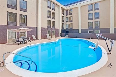 Wyndham Garden Charlotte Airport Pool: Pictures & Reviews - Tripadvisor