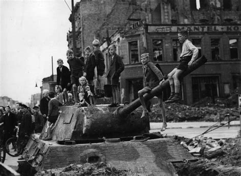 Niños jugando en tiempos de guerra, fotos impactantes!! ~ Lo encontre n@vegando