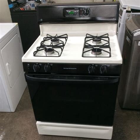 GE 4 burner gas stove black and white for sale in Philadelphia, PA - 5miles: Buy and Sell