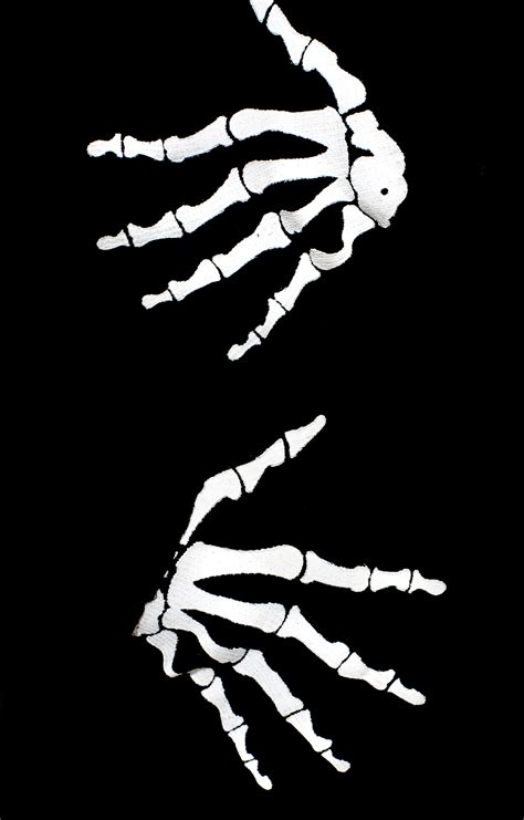 Image of skeleton hands | CreepyHalloweenImages