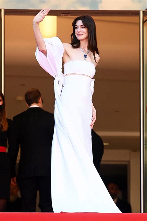 Anne Hathaway’s Strapless White Sequin Gown At Cannes 2022: Photos ...