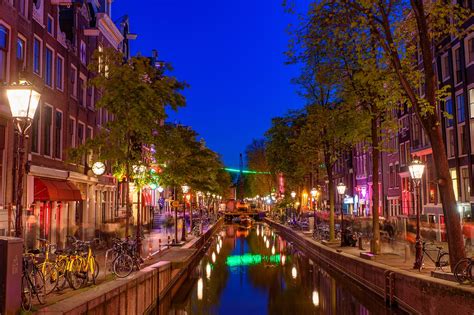 Amsterdam Centrum - The Heart of the Dutch Capital You Simply Can't ...