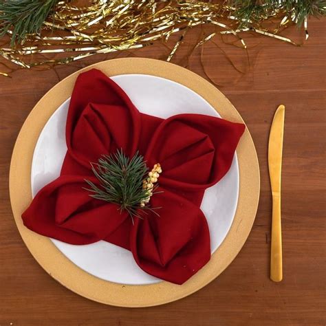 7 Napkin Folding DIYs for the Holidays | Diy noël, Serviettes de table ...