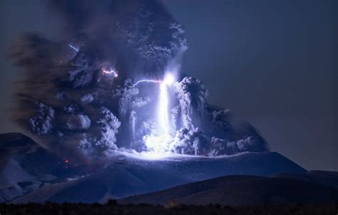 Lightning strike at Ebeko volcano eruption captured in stunning detail ...