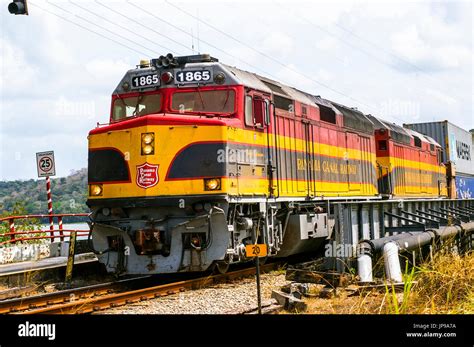 Images of the panama canal railway trains and locomotives traveling ...