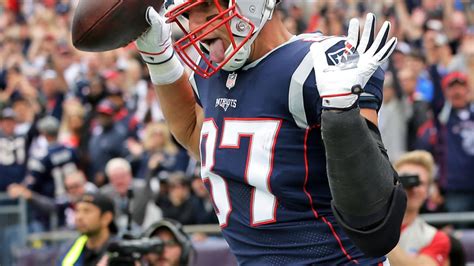 Patriots TE Rob Gronkowski announces retirement