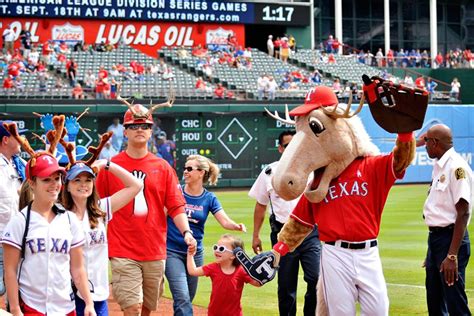 Frances Knowles Photography Blog: Texas Rangers Claws and Antlers Parade