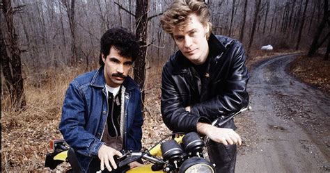 December 1982: Hall and Oates Rock #1 for Christmas with "Maneater" | Totally 80s