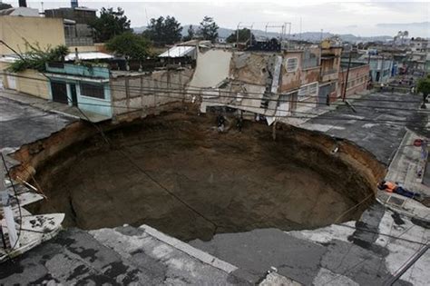 Amazing giant sinkhole in Guatemala City - 11 Pics+Video | Curious ...