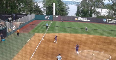 Husky Softball Notebook: Timely Hitting - UW Dawg Pound