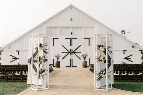 An Intimate Gathering-10 Gorgeous Rustic Barn Wedding Venues - Elegantweddinginvites.com Blog