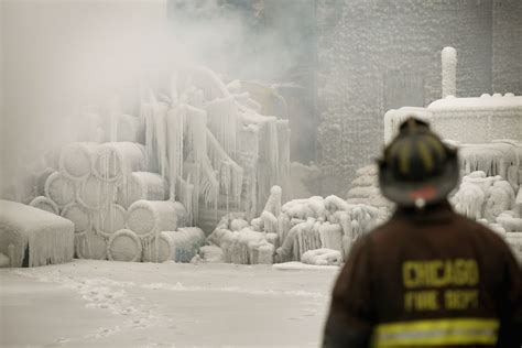 15 Amazing Photos Of Beautifully Icy Aftermath To Chicago Fire ...