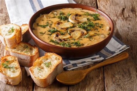 Zuppa di funghi vegana: la ricetta del piatto unico facile