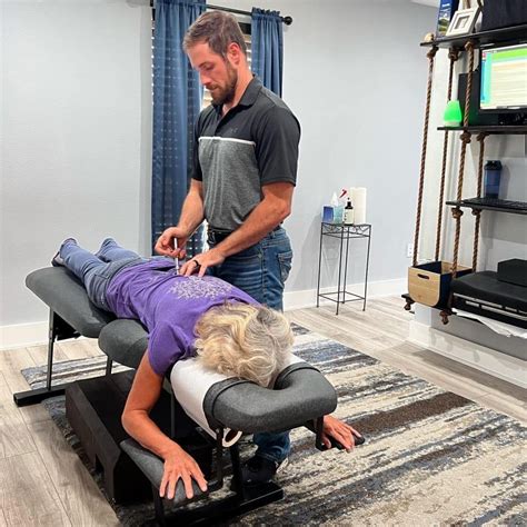 Spinal Adjustment Chiropractor In Pensacola - Henry Chiropractic