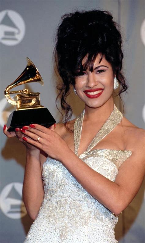 Selena Quintanilla won a Grammy in 1994, relive the moment | CelebNest