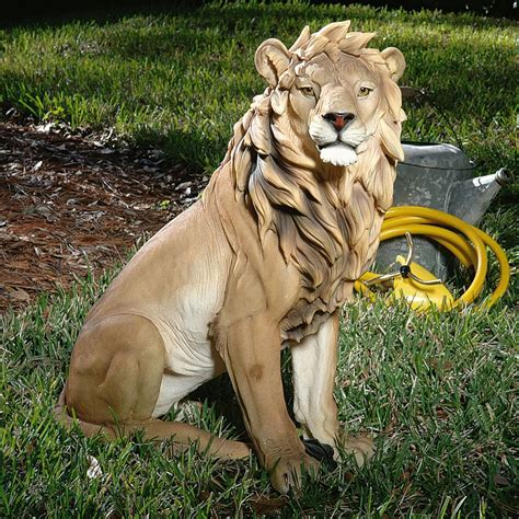 Lion Sculpture Outdoor / Lion statue sculpture is one pieces.