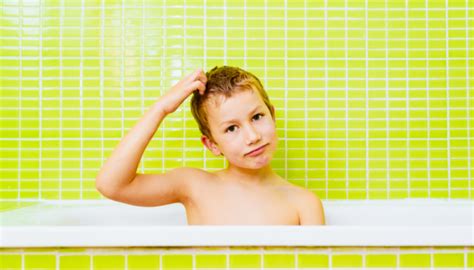 6 head lice symptoms to look out for in your child | Guides