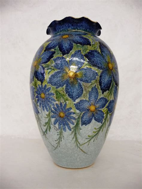 File:Italian Glazed Earthenware Vase-QM r.jpg - Wikimedia Commons