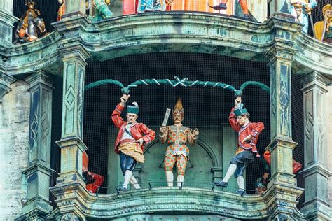 Glockenspiel Munich on Marienplatz [times & history]