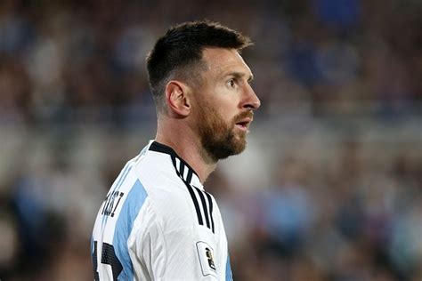 Messi set to remove his father as agent? | Kickoff