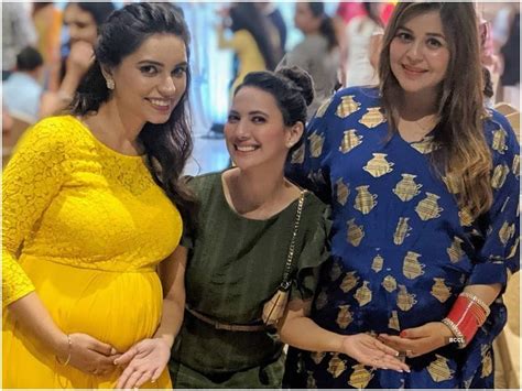 Kapil Sharma's wife Ginni Chatrath flaunts her baby bump; see her ...