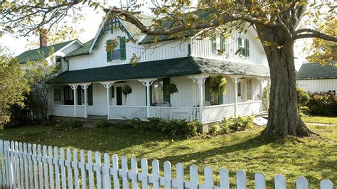 Dressing Green Gables - Anne of Green Gables | Gable house, Green ...