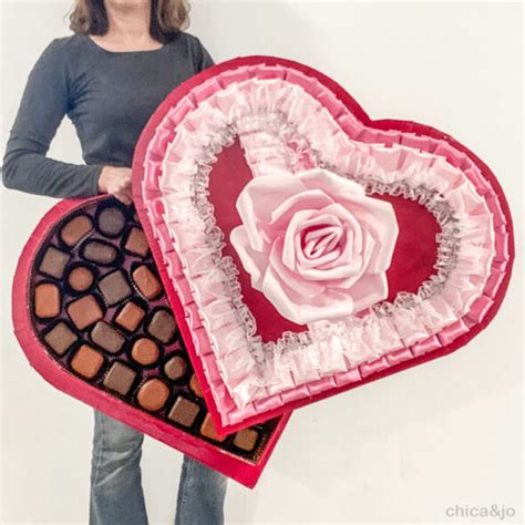 DIY giant heart-shaped candy box Valentine's Day decoration | Chica and Jo