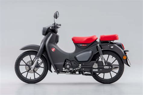 Honda Super Cub 125 Finds a Rear Seat for 2022 - Asphalt & Rubber