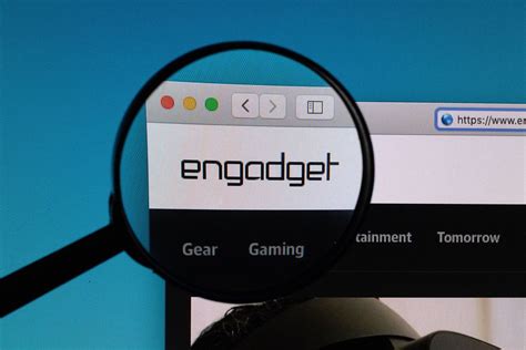 Engadget logo under magnifying glass - Creative Commons Bilder