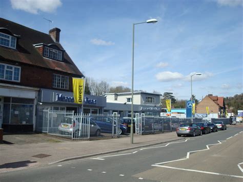 Mercedes- Benz car dealership, Caterham © Stacey Harris cc-by-sa/2.0 :: Geograph Britain and Ireland