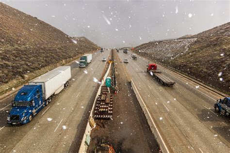 Heavy snowfall prompts closure of I-5 north of Castaic