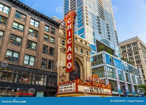 Chicago Theatre sign editorial photography. Image of downtown - 263038532