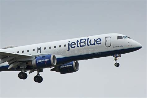 JetBlue Embraer ERJ-190 Landing at Buffalo International Airport Editorial Photo - Image of e190 ...