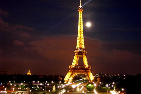 Eiffel-Tower-in-beautiful-night