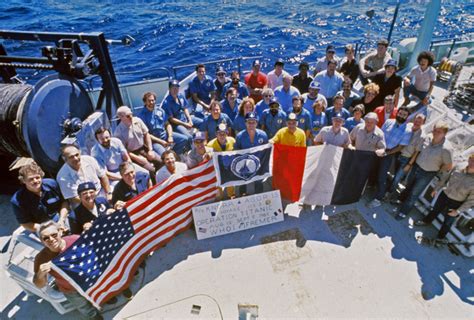 1985 Discovery of RMS Titanic : French and American teams poses on the R/V Knorr off the coast ...