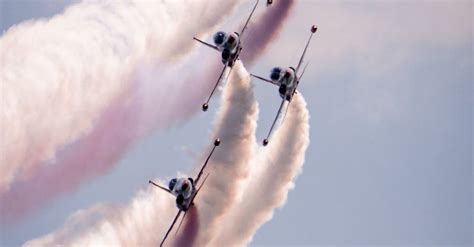 Airplanes Flying in Formation on Airshow · Free Stock Photo