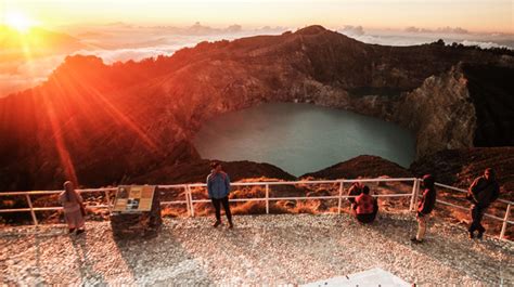 Keindahan Danau Kelimutu Dengan Tiga Warna – Nusaweek