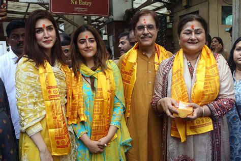 Kriti Sanon, Nupur with parents at the Siddhivinayak Temple