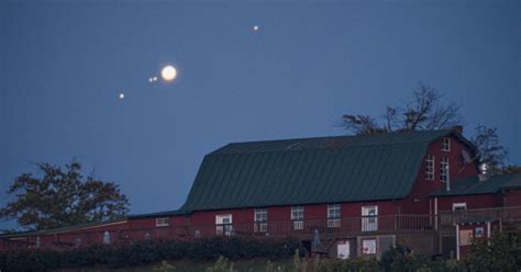 Photographer Captures Jupiter and Its Moons Rising Above a Barn | PetaPixel