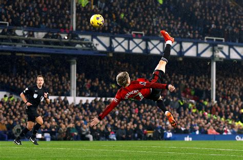 Man United's Garnacho scores overhead stunner in 3-0 win at Everton | Reuters