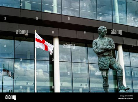 Bobby Moore Statue Stock Photo - Alamy