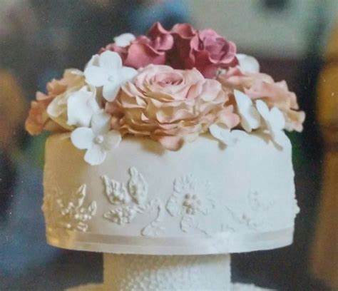 1 Edible ROSE Cake Topper Pieces - Ready To Assemble (9 Roses, 20 Leaves, 20 Berries 15 ...