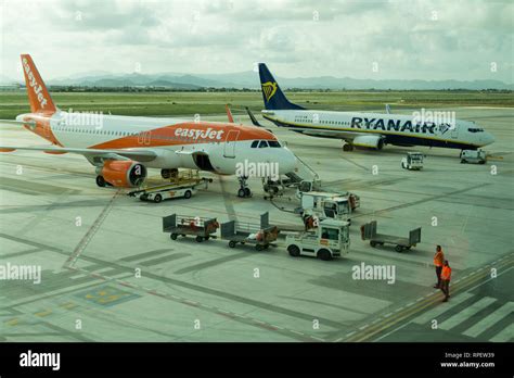 Murcia airport easyjet hi-res stock photography and images - Alamy