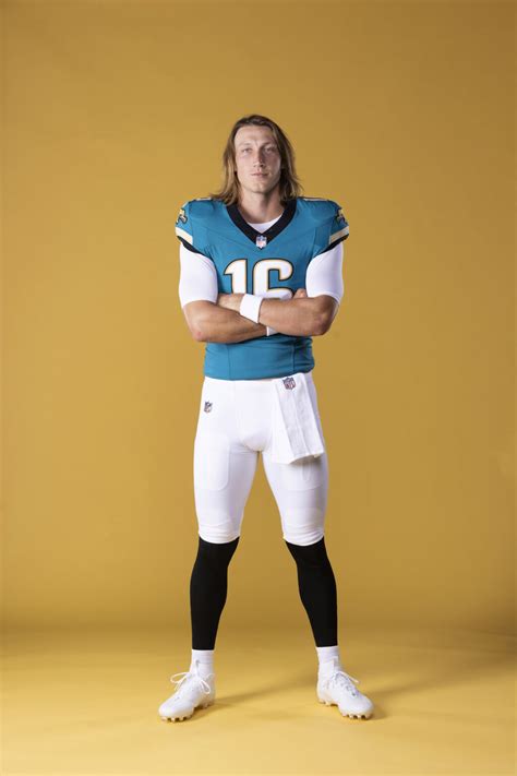 Jaguars unveil throwback uniforms for 30th season