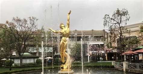 Fountain show at Americana remains on, as much of the immediate world shuts down - Los Angeles Times