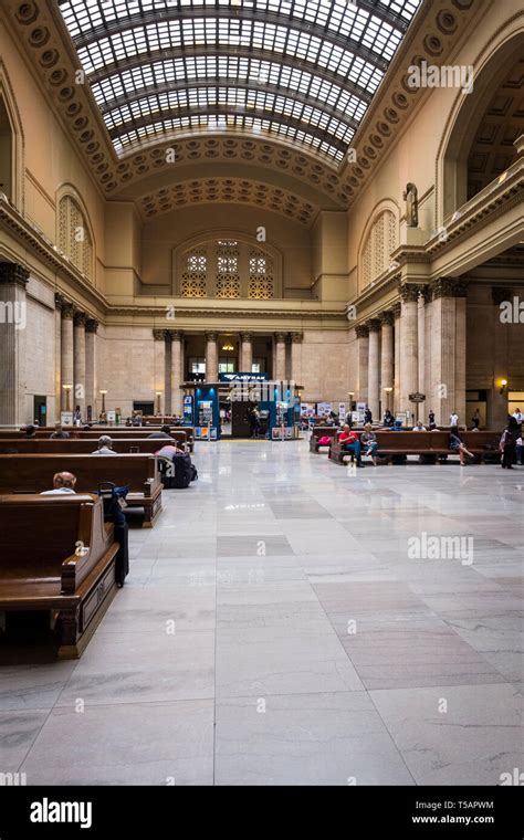 Union Station grand hall at Downtown Chicago Stock Photo - Alamy