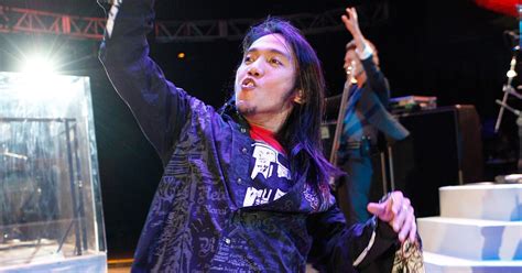 Watch Arnel Pineda Sing "Don't Stop Believin'" With Journey - Rolling Stone