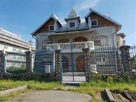 Houses built by Roma Gypsies in Huedin Romania : r/europe